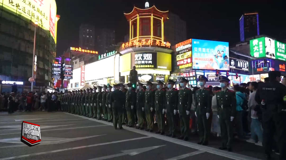 “网红”长沙旅游火爆 武警官兵贴心守护旅客