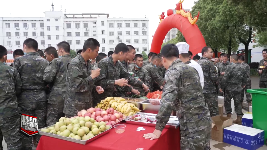武警湖南总队新兵团：“湘约”美食节 感受军营烟火味