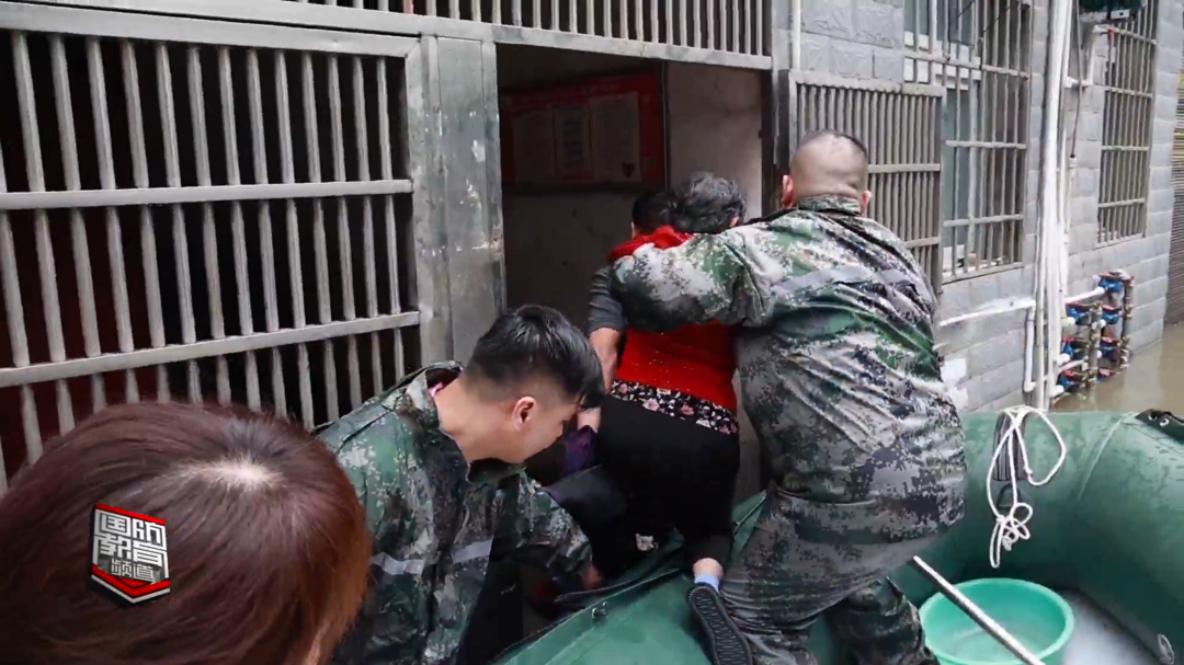永州冷水滩：暴雨致城市内涝  民兵紧急转移群众