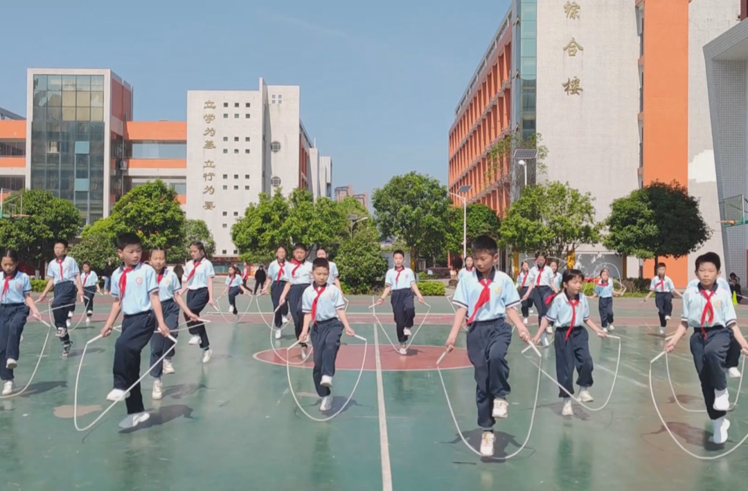 长沙90后女教师带学生玩转花样跳绳