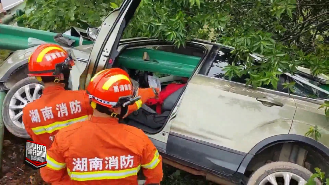 益阳沅江市：突发车祸司机被困 消防紧急救援