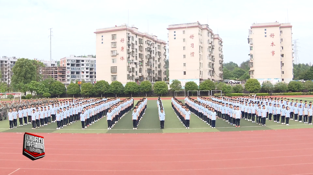 岳阳平江：军地联合为国防教育特色班授旗授章