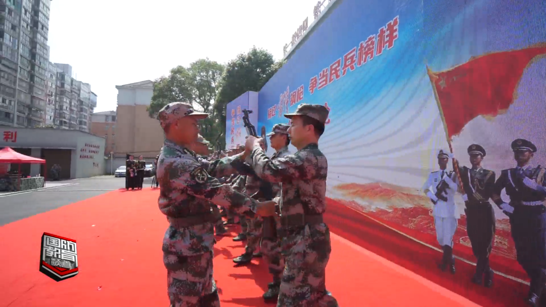 接过雷锋钢枪 争当民兵榜样