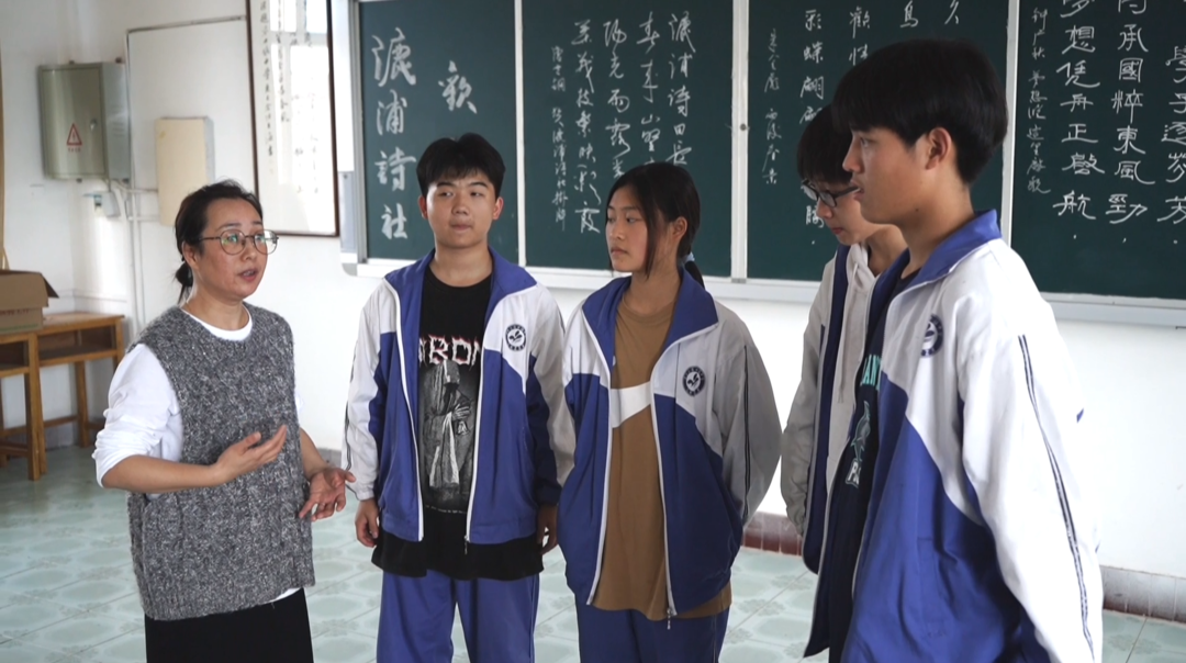 花儿朵朵向太阳：艺术赋能 助学生成长