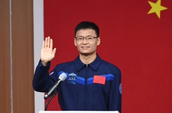 戴眼镜的北航教授→中国空间站首位载荷专家！