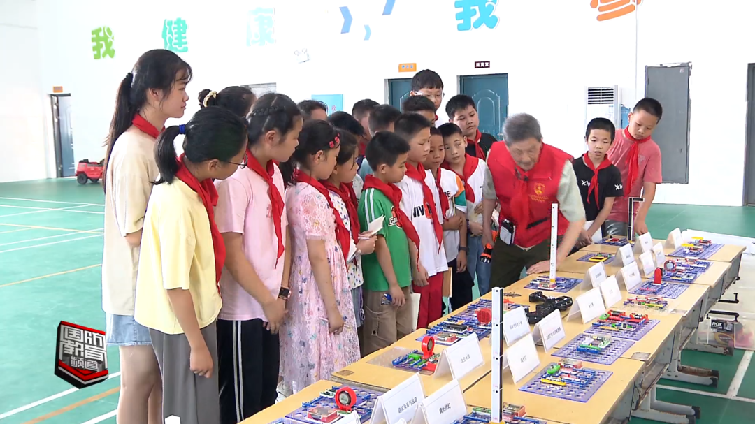 老兵“科普队”走进红军小学 为孩子们送上“六一”  礼物
