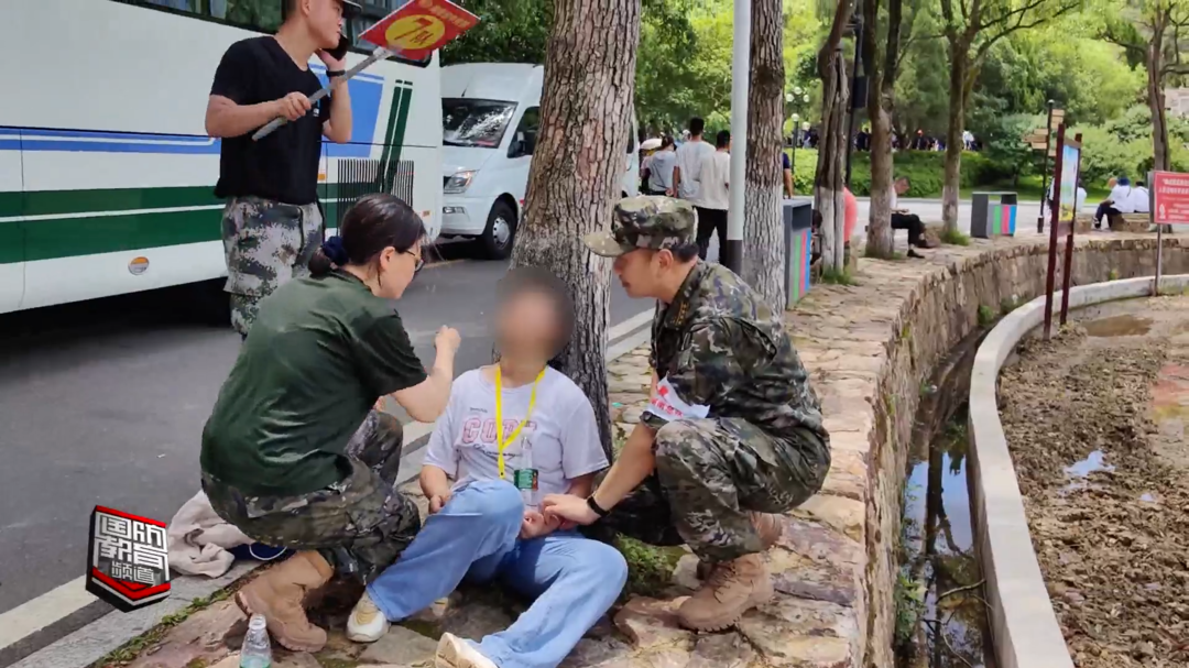 小学生中暑晕倒路边 武警湖南总队军医紧急救治