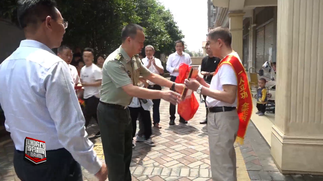 衡阳市祁东县：军地联合为立功受奖军人家属送去喜报