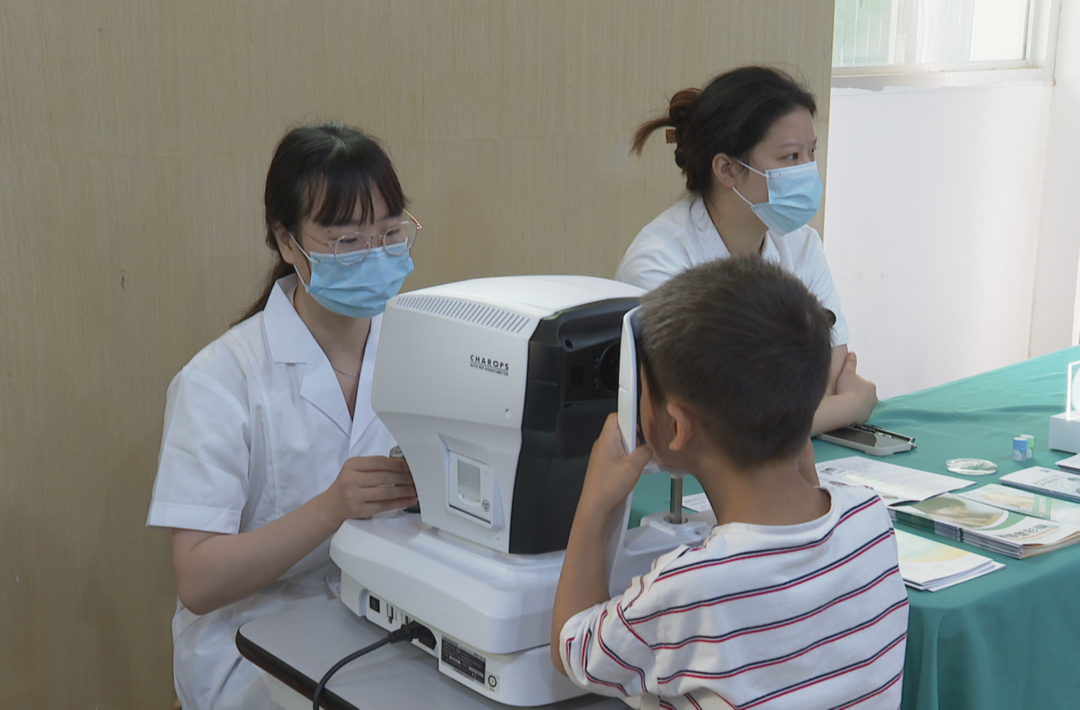 全国“爱眼日”：关注普遍的眼健康 守护孩子明亮未来