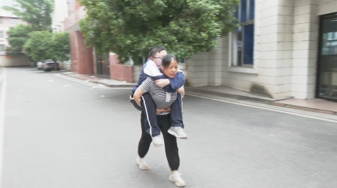 2023高考故事：母亲背着上学9年 18岁瘫痪男孩顺利参考