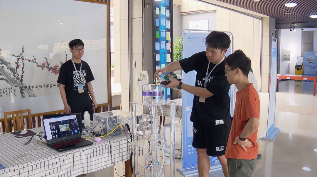 毕业设计对接企业需求   大学生展示“黑科技”