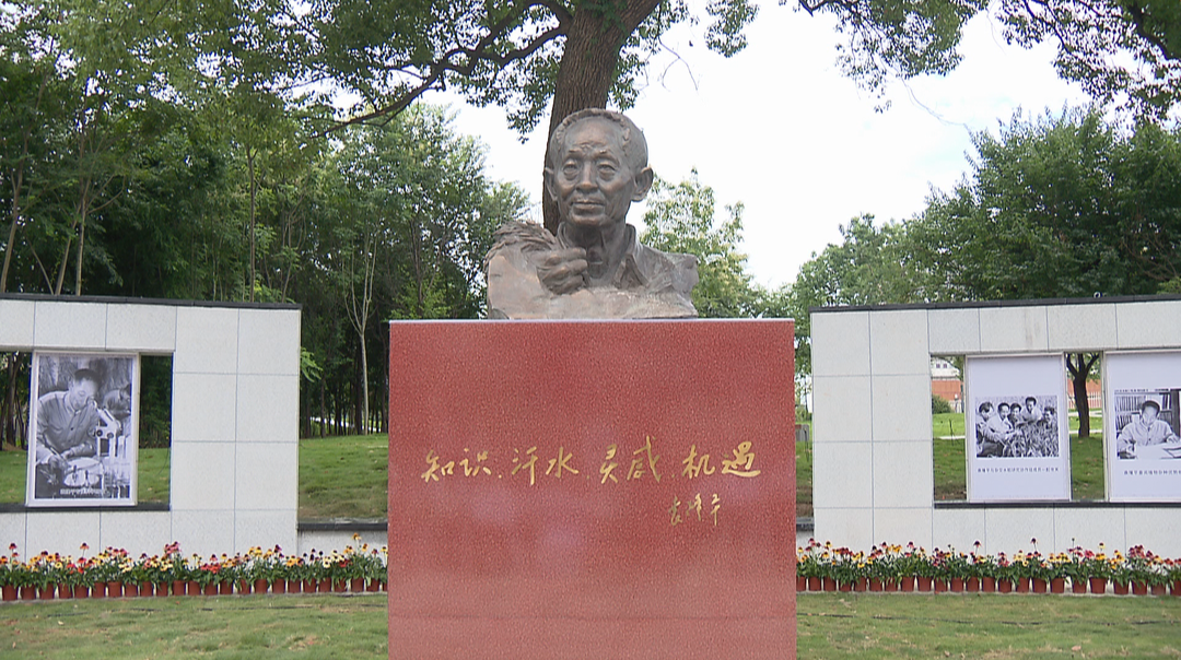 毕业季：袁隆平院士雕像落成 “八字箴言”激励毕业生强农报国