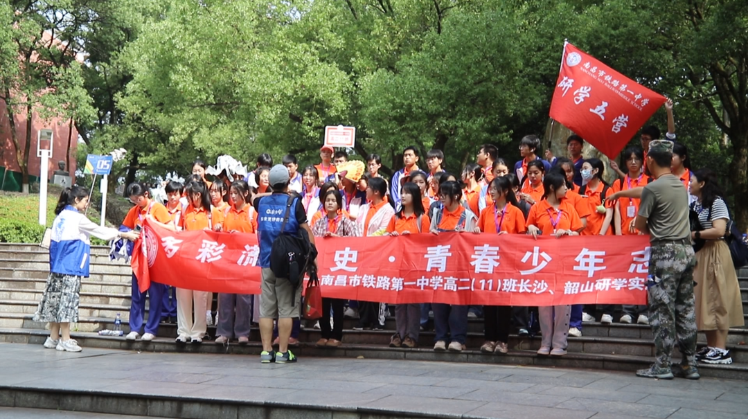 高中生沉浸式体验大学生生活 高校“研学”悄然兴起
