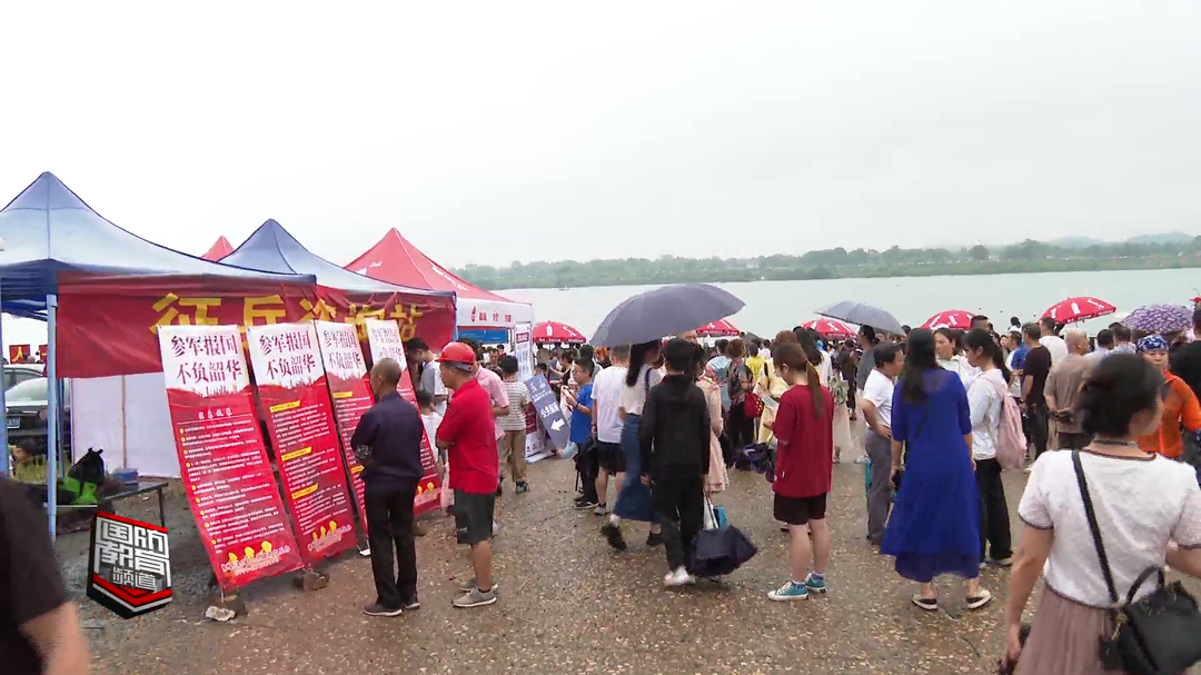 征兵宣传点“搬”到龙舟赛现场