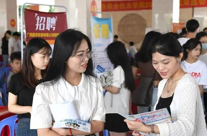 持续推进高校毕业生更加充分更高质量就业