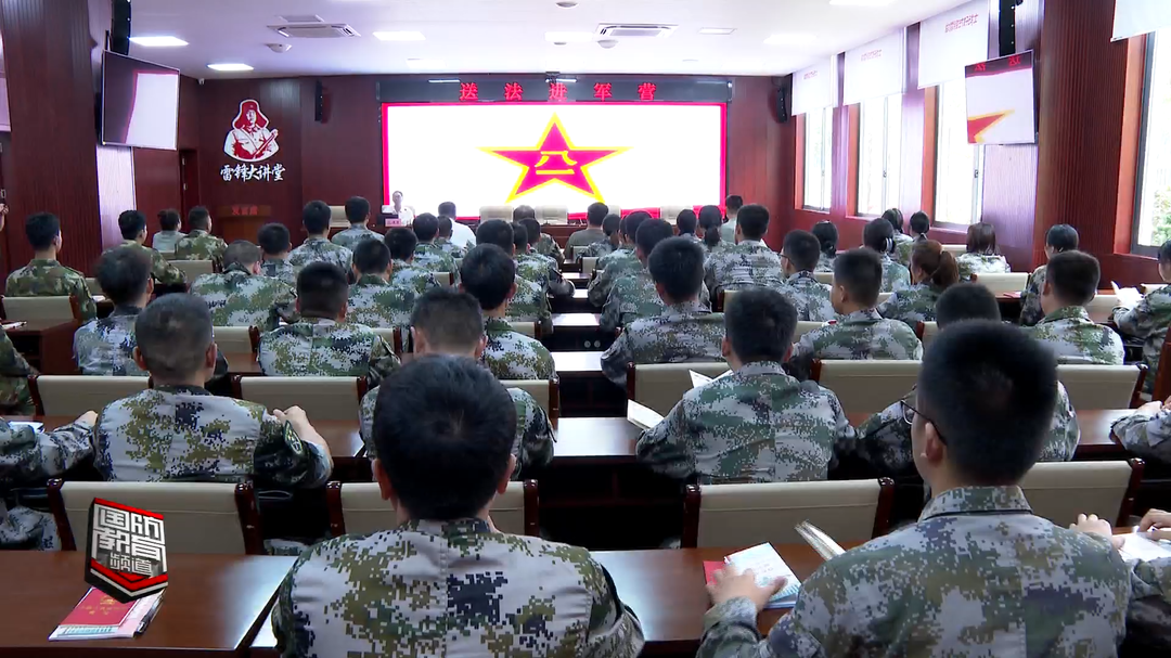 送法进军营 以法润兵心