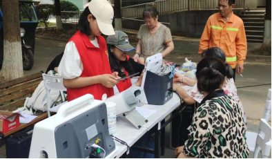 湖南涉外经济学院：志愿敬老行，关爱传真情