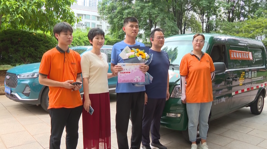 2023年长沙首封清华大学高考录取通知书送达