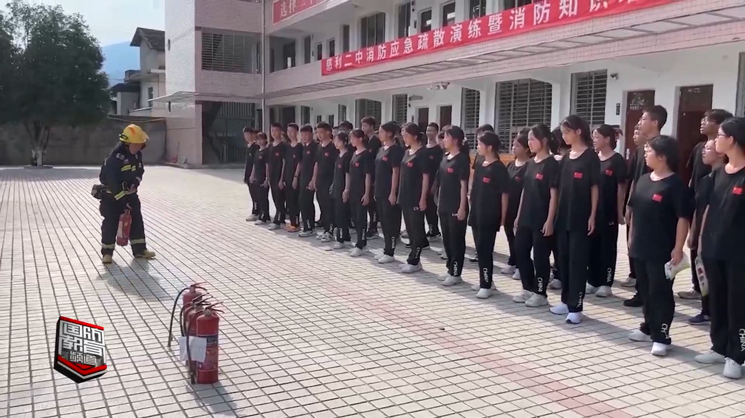 张家界：消防进军训 筑牢校园安全防火墙