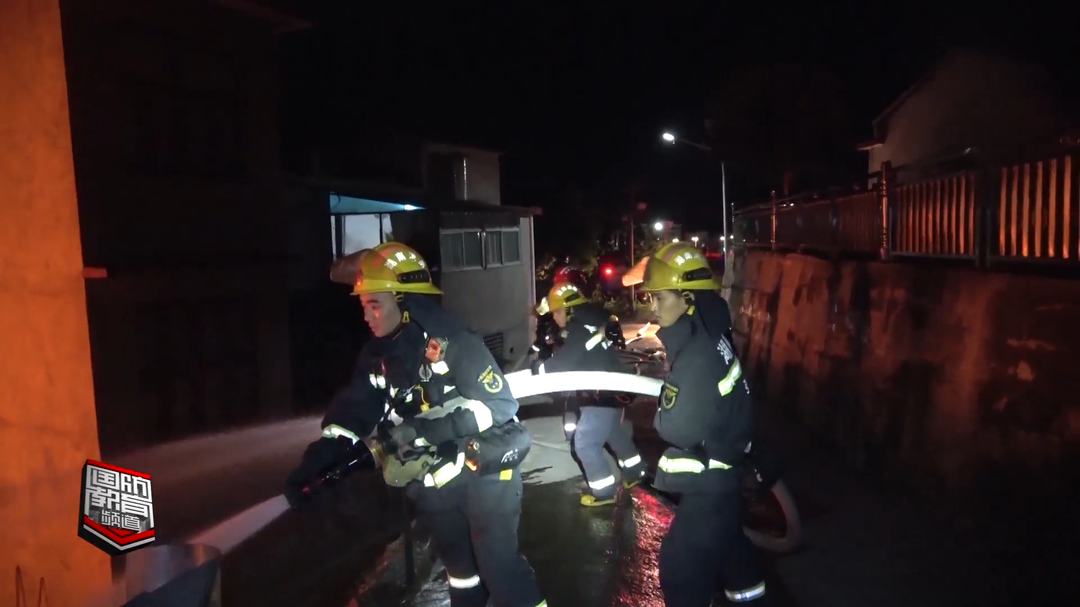 张家界慈利县：一民房意外失火 消防紧急扑救