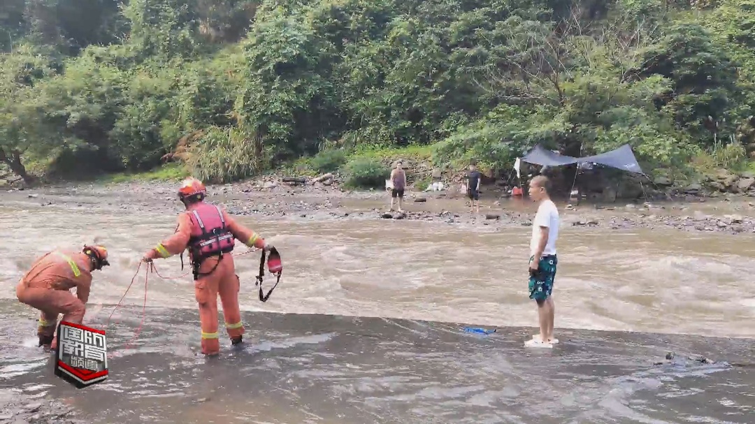 张家界：6人露营被困 消防紧急救援