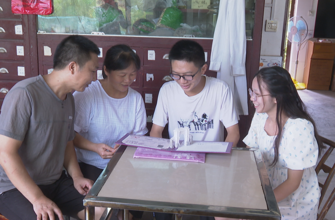 高考故事：男孩田里干活时 收到清华大学录取通知书