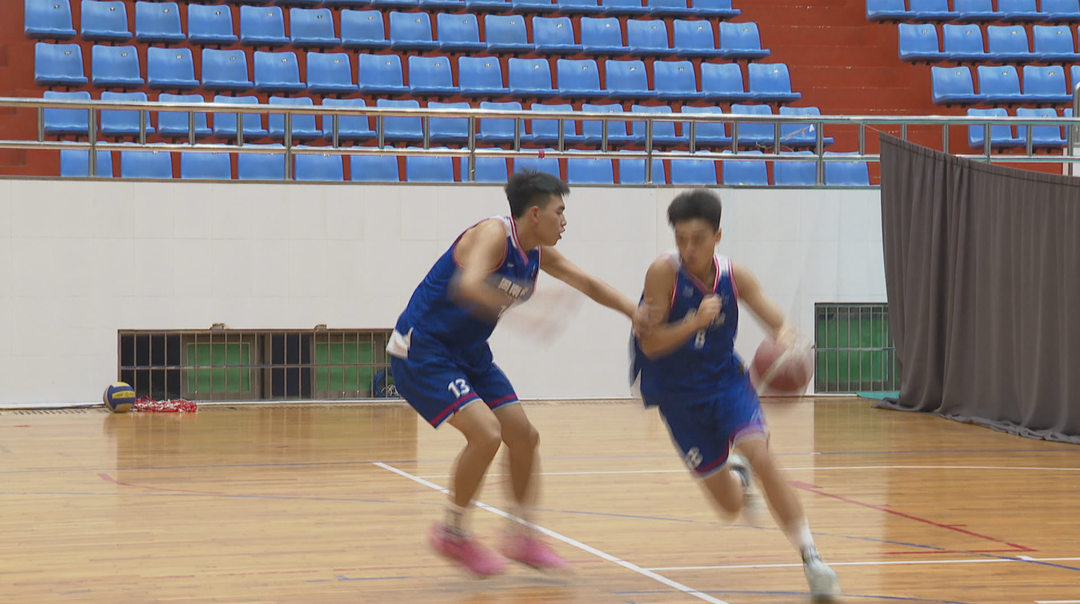 快乐暑假：无惧炎热   中学篮球队暑期训练正当时