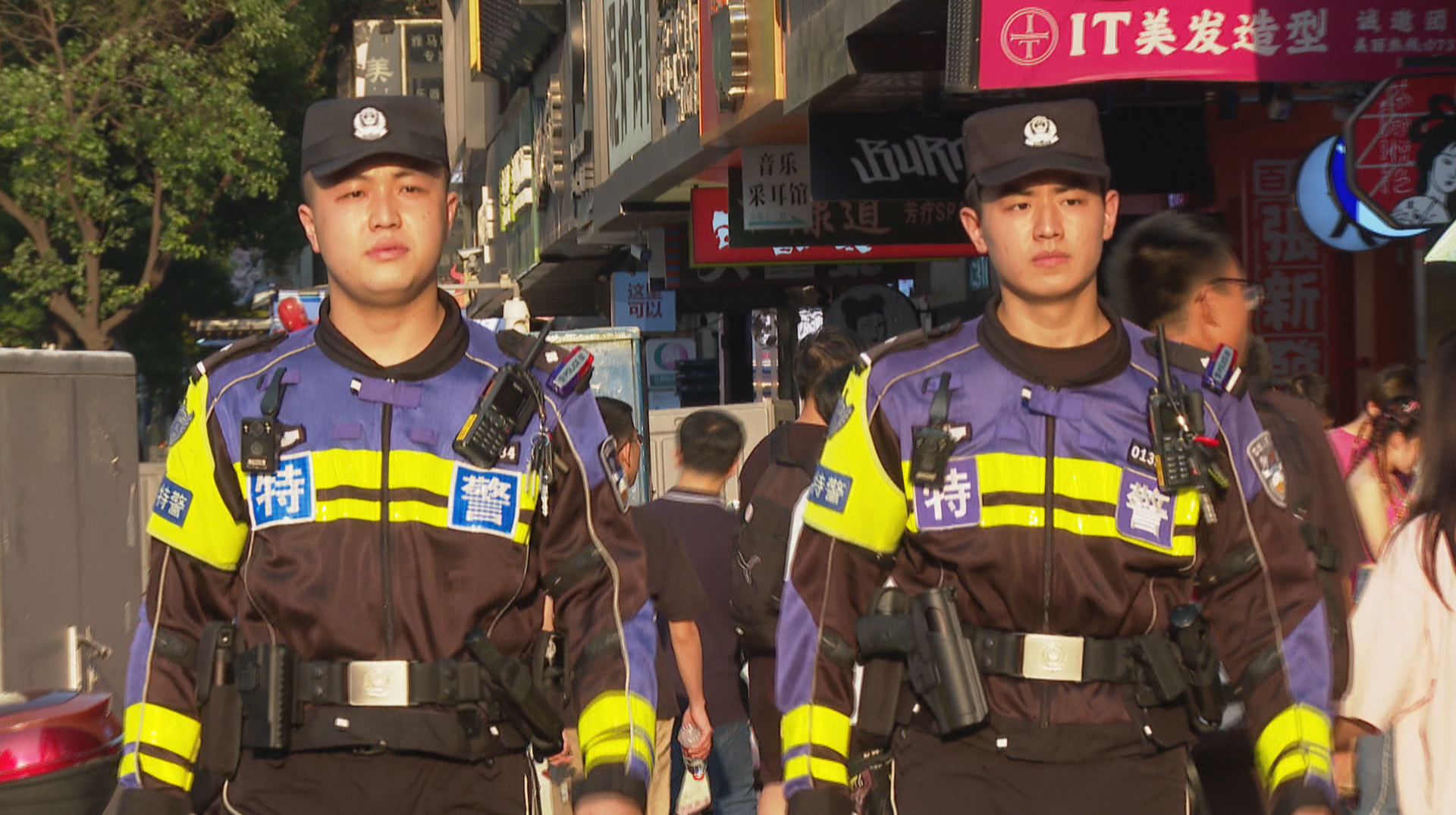 高温下的坚守：不惧“烤”验！长沙特警战高温斗酷暑