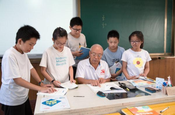 新一批约400名银龄教师将支援西部，今年新增3所受援高校