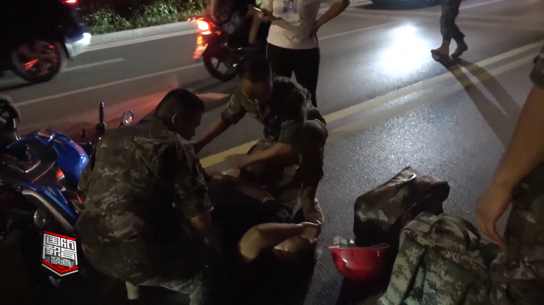 营区门口发生车祸 武警官兵紧急救援