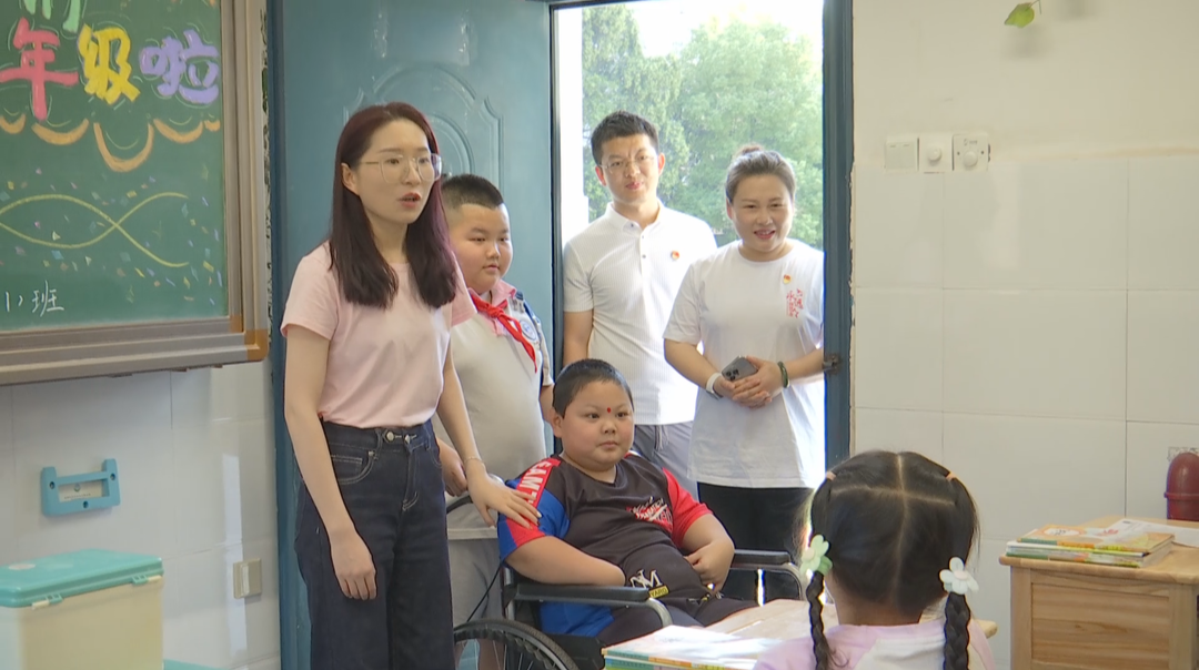 开学季：圆梦校园 长沙 “马蹄足”男孩站着完成入学礼