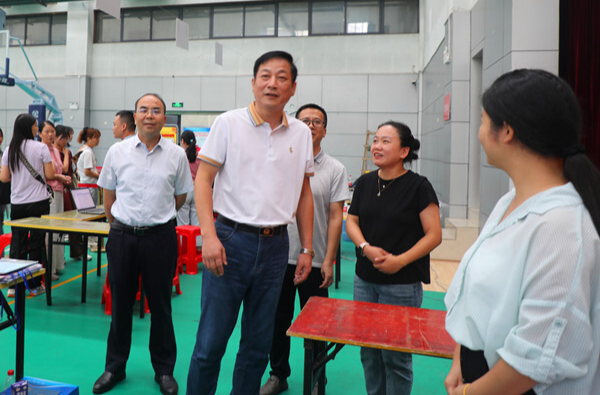开学季：衡阳高校党委书记、校长深入迎新一线走访慰问