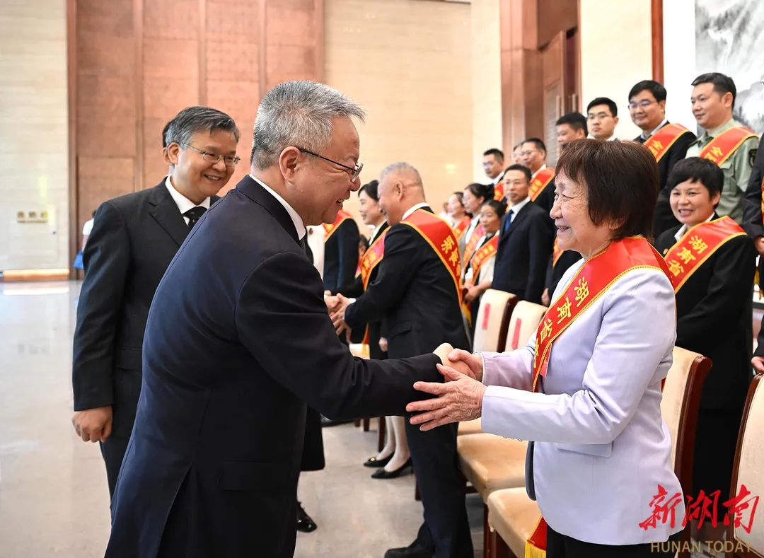 湖南庆祝第39个教师节：省委书记沈晓明会见优秀教师代表，省委副书记李殿勋出席大会