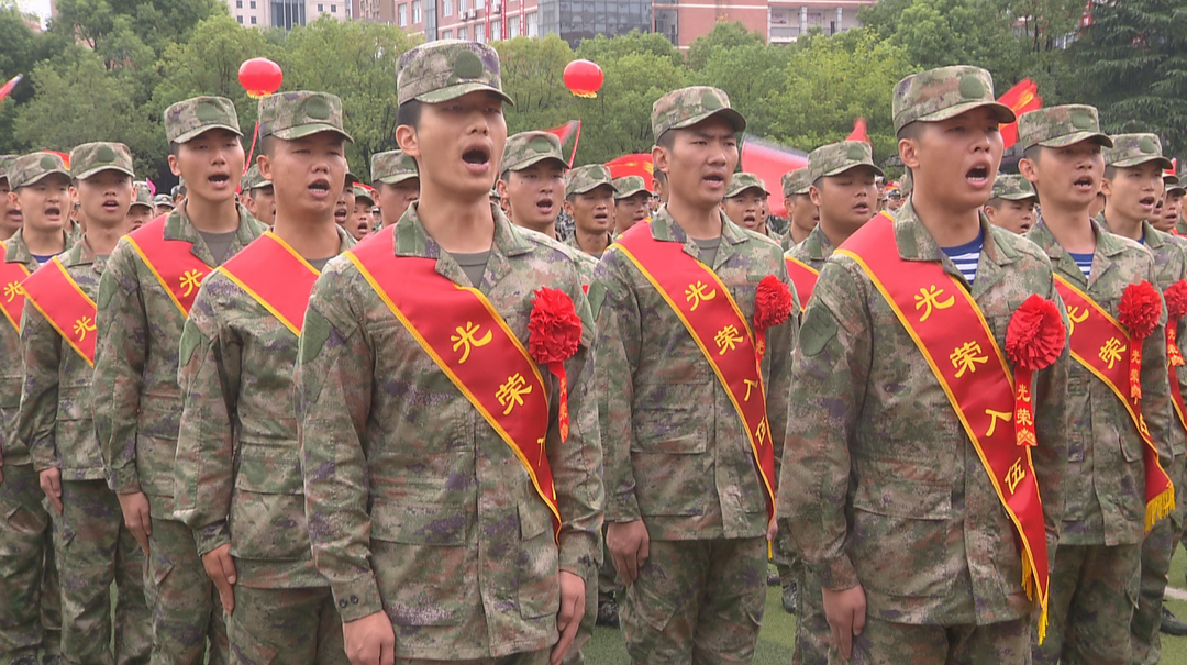 携笔从戎绘青春  36名大学生应征入伍