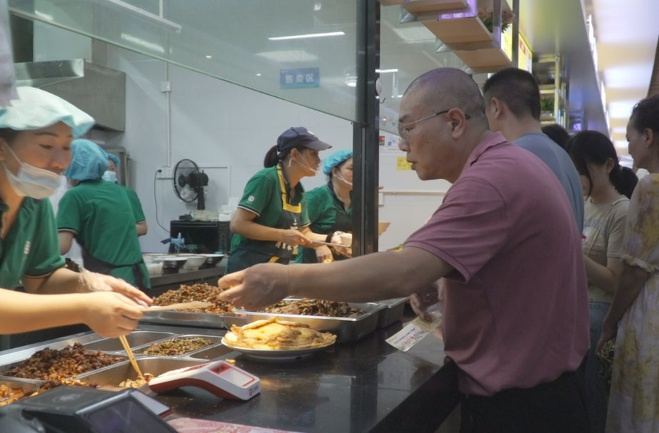 开学季：高校为新生发放15000余张暖心餐券