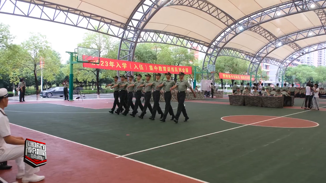 国防科技大学组织新学员开展首次队列会操
