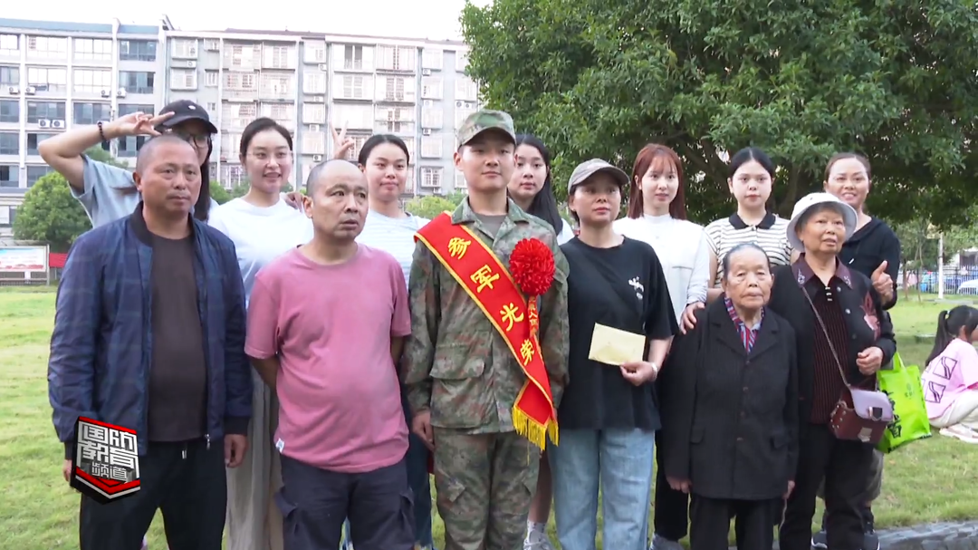 好男儿赴军营！亲友团热情相送