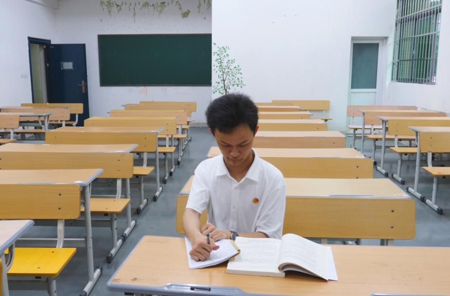 新闻特写：脑瘫大学生用坚强谱写励志人生