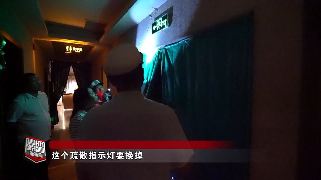 长沙经开区某足浴店消防隐患曝光 : 不要让厚门帘“堵住”市民“逃生路”