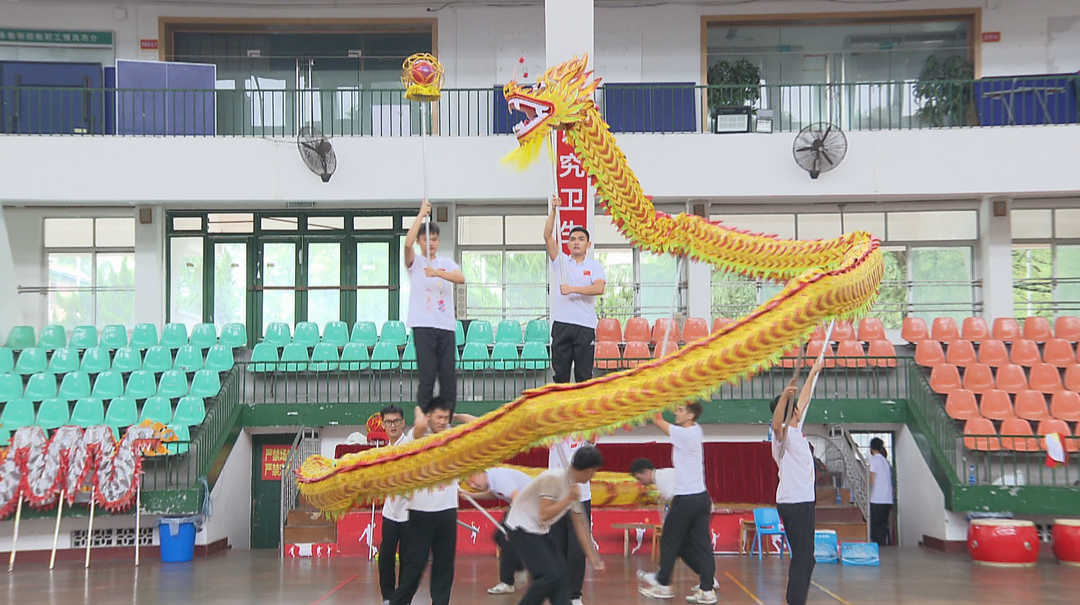 金牌教练·彭成根：用“舞龙精神”培养“龙的传人”