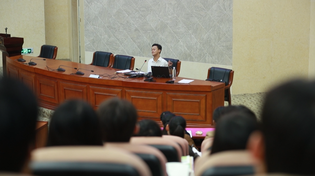 “脑瘫学长”为新生上思政课  激励学生奋发有为