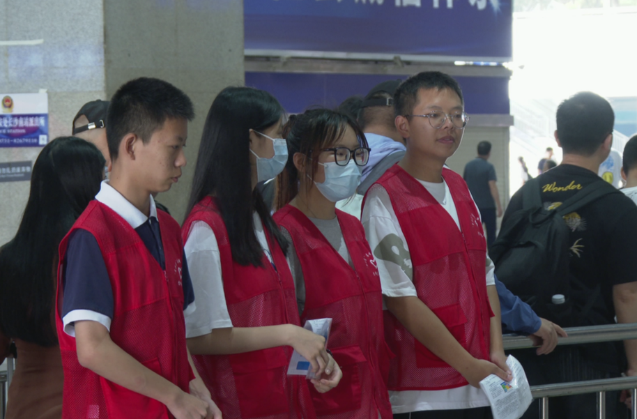 志愿者在行动：“红马甲”守护旅客温暖出行
