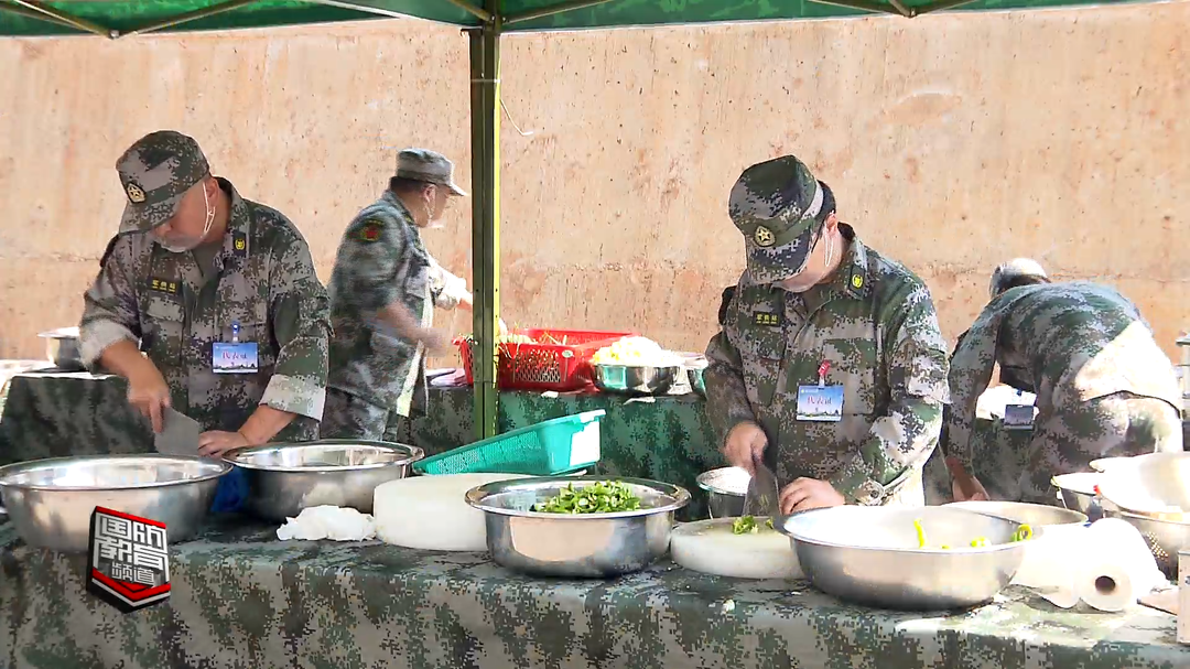 三尺灶台燃起“战火” 军供尖兵亮剑“沙场”