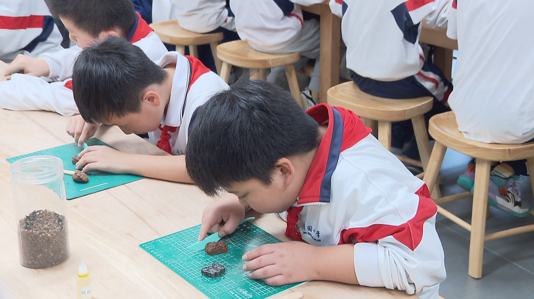 非遗进校园：小学生在药香工坊里学制香