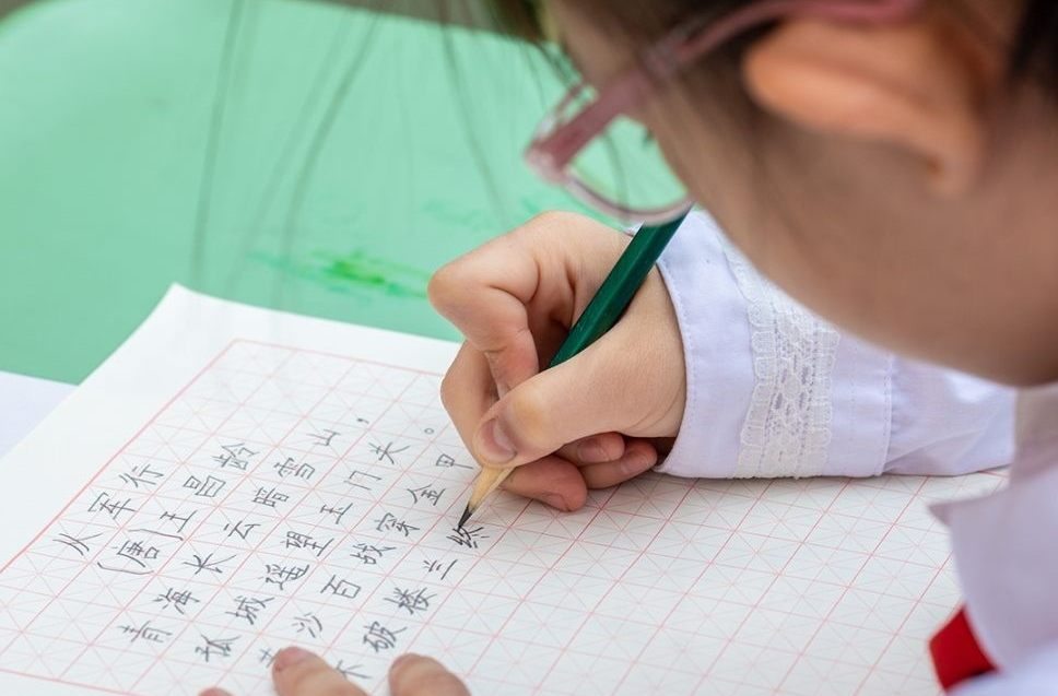 大学生汉字书写仅得2分，提醒我们什么？