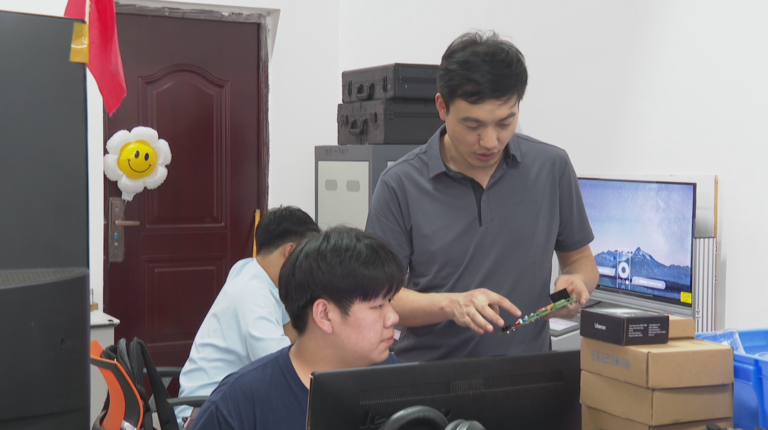 高职教师熟记数百张电路图 带领学生夺得国赛一等奖