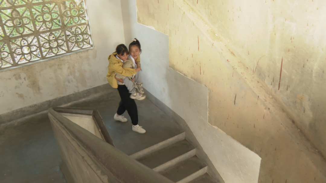 新时代好少年熊莎莎：背着肌无力同学求学三年