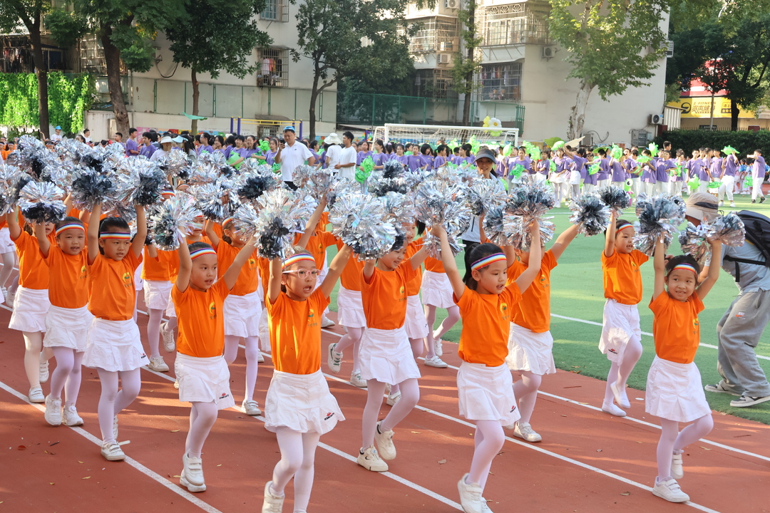 乐跑向前 拥抱未来！长沙小学生秋日田径场上竞风采