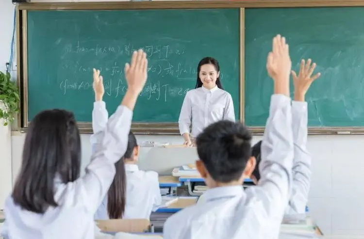 “能否给老师也减减负，让我们专心教书” ——中小学教师课外负累重调查