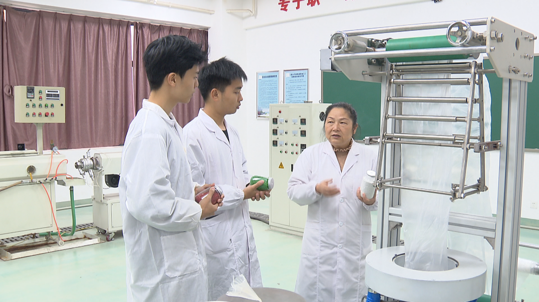 将稻草秸秆变废为宝 湖南高职学子获国赛特等奖